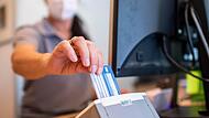 Elektronische Rezepte und digitale Patientenakten sollen nach jahrelangen Verzögerungen auf breiter Front zum Einsatz kommen.