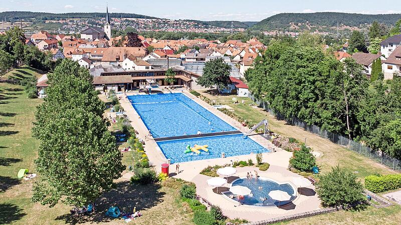 Das Freibad Eltmann mit einer Drohne fotografiert.