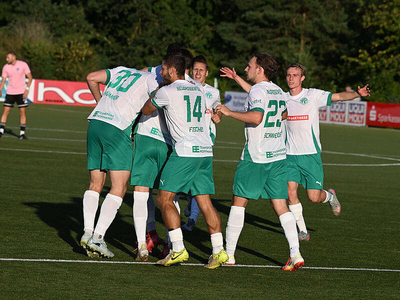 Sport Fußball Saison 2026 / 2027 Bayernliga Nord 5. Spieltag Freitag 14.08.2026 Spielort Sportpark am Weinberg Neudrossenfeld Kunstrasenplatz Spielbeginn 19.00 h TSV Neudrossenfeld gegen SV Viktoria Aschaffenburg Halbzeitergebnis 2:0 Endstand Jub Sport Fußball Saison 2026 / 2027 Bayernliga Nord 5. Spieltag Freitag 14.08.2026 Spielort Sportpark am Weinberg Neudrossenfeld Kunstrasenplatz Spielbeginn 19.00 h TSV Neudrossenfeld gegen SV Viktoria Aschaffenburg Halbzeitergebnis 2:0 Endstand Jub