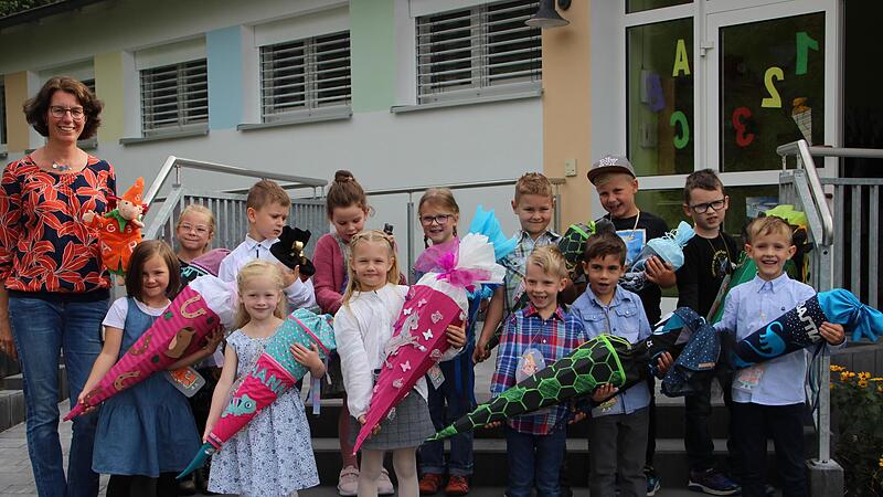 Die Kombiklasse 1/2 a der Grundschule Ludwigschorgast mit Lehrerin Silvia Sonntag.2022 Schulanfang