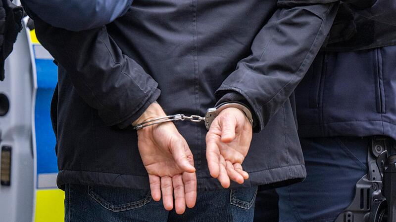 Polizisten f&uuml;hren eine gestellte Festnahme durch (Symbolfoto).