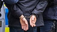 Polizisten führen eine gestellte Festnahme durch (Symbolfoto).