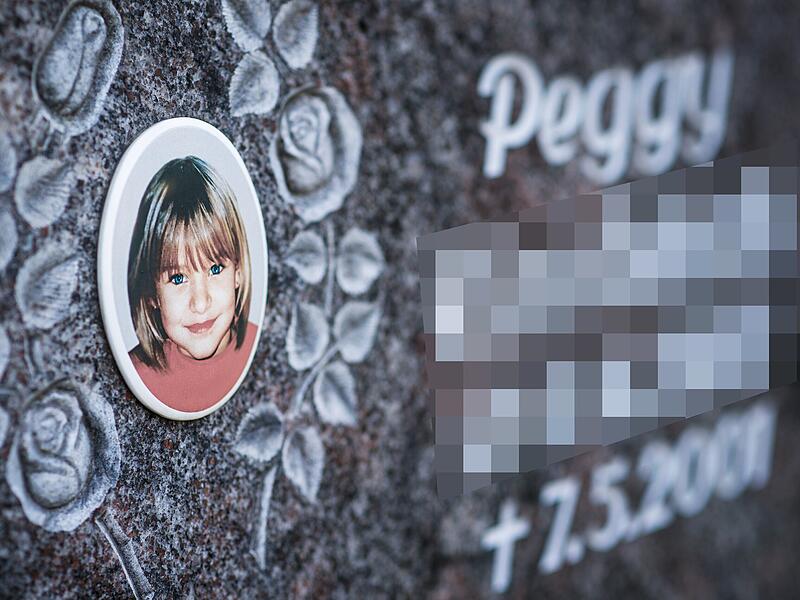 Ein Gedenkstein mit dem Portr&auml;t des M&auml;dchens Peggy auf dem Friedhof in Nordhalben. Am 7. Mai 2001 verschwand die damals neunj&auml;hrige Sch&uuml;lerin aus Lichtenberg (Landkreis Hof).