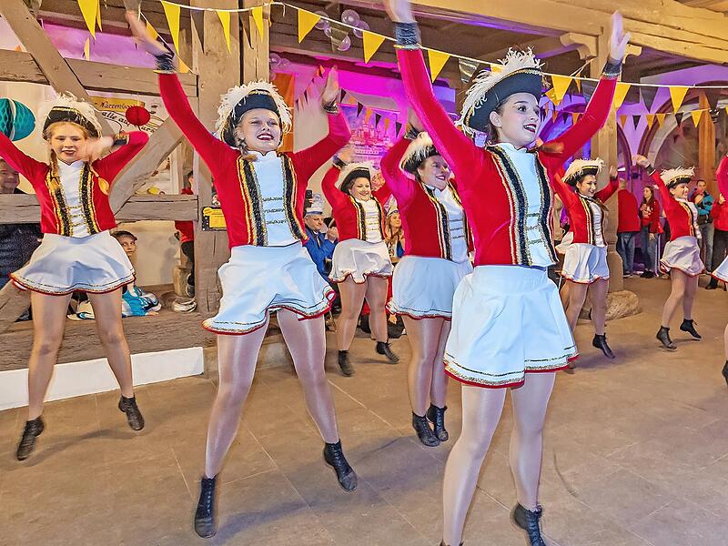 Viel Platz ist nicht in der Rathaushalle. Das tut der Tanzfreude der Gardedamen aber keinen Abbruch.