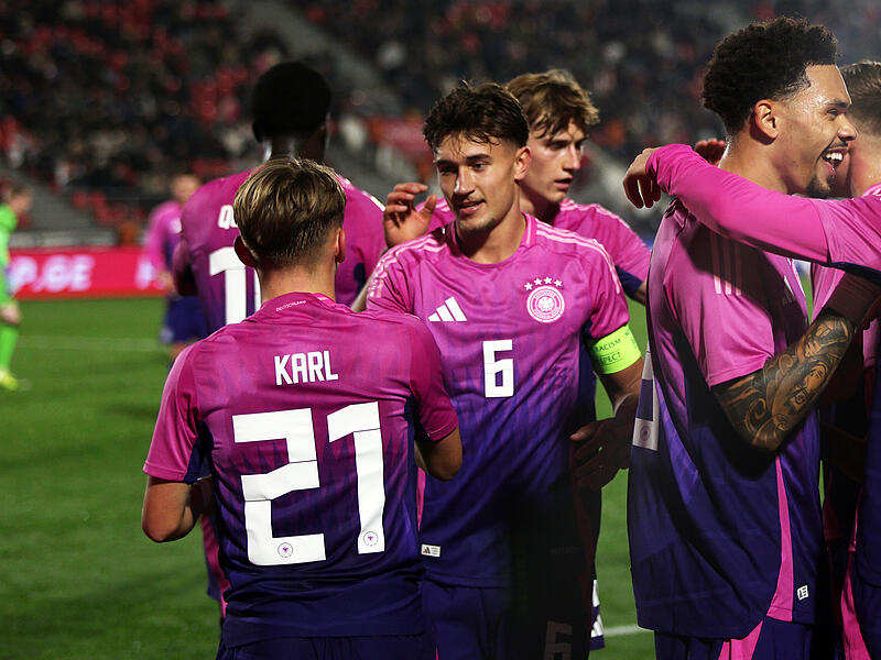 Lennart Karl (li.) feiert seinen Treffer zum 1:0 gegen Georgien mit Tom Bischof (Mitte). Beide könnten mit der Deutschen A-Nationalmannschaft zur Fußball-WM 2026 fahren.