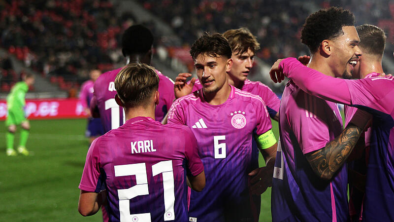 Lennart Karl (li.) feiert seinen Treffer zum 1:0 gegen Georgien mit Tom Bischof (Mitte). Beide k&ouml;nnten mit der Deutschen A-Nationalmannschaft zur Fu&szlig;ball-WM 2026 fahren.