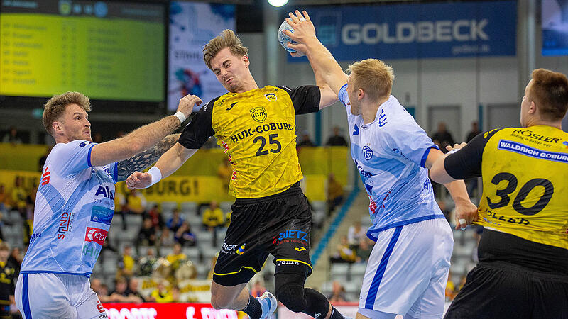 Augen zu und durch: HSC-Kapit&auml;n Jakob Knauer wurde in dieser Szene vor einem Jahr von zwei den zwei Gro&szlig;wallstadtern Patrick Gempp (rechts) und Nils Kretschmer (mittlerweile vertragslos und gesperrt wegen eines Doping-Versto&szlig;es) beackert.