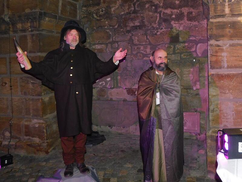 Spielmann Schabernackkrakel sprach zu den Besuchern. Spielmann Schabernackkrakel sprach zu den Besuchern.