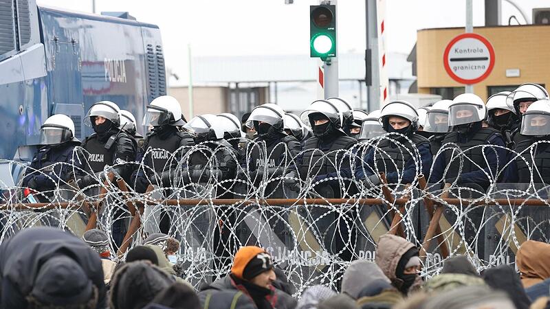Die Lage an  der belarussisch-polnischen Grenze spitzt sich weiter zu. Rund 3500 Migranten sitzen dort mittlerweile fest. Mit neuen Sanktionen will die EU verhindern, dass der belarussische Machthaber Lukaschenko weiterhin Migranten einschleust.