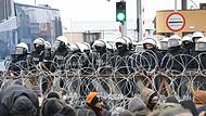 Die Lage an  der belarussisch-polnischen Grenze spitzt sich weiter zu. Rund 3500 Migranten sitzen dort mittlerweile fest. Mit neuen Sanktionen will die EU verhindern, dass der belarussische Machthaber Lukaschenko weiterhin Migranten einschleust.