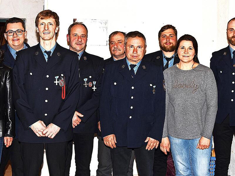 Der Festausschuss mit dem Vorstand und den F&uuml;hrungskr&auml;ften der Wehr, Erster B&uuml;rgermeisterin Christine Frie&szlig; sowie dem neuen Mitglied Eglantina Doerfer.