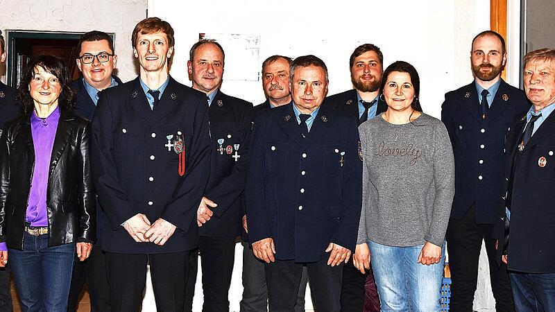 Der Festausschuss mit dem Vorstand und den F&uuml;hrungskr&auml;ften der Wehr, Erster B&uuml;rgermeisterin Christine Frie&szlig; sowie dem neuen Mitglied Eglantina Doerfer.