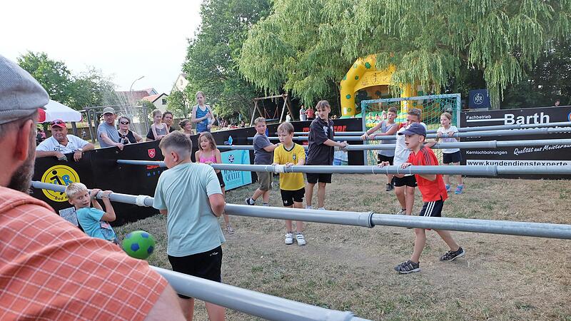 Einen hohen Spa&szlig;faktor garantierte das Menschenkicker-Turnier der Malteser.