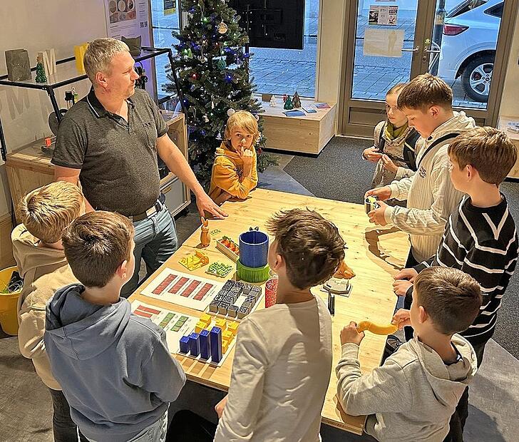 Im Rahmen eines Workshops lernten die Kinder alles über 3D-Druck, 3D-Konstruktion und Lasercutting, so dass sie gemeinsam die Logos des Vereins und der regionalen Unterstützer fertigen konnten.