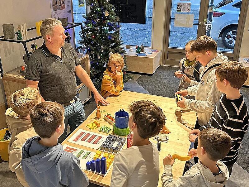 Im Rahmen eines Workshops lernten die Kinder alles über 3D-Druck, 3D-Konstruktion und Lasercutting, so dass sie gemeinsam die Logos des Vereins und der regionalen Unterstützer fertigen konnten.