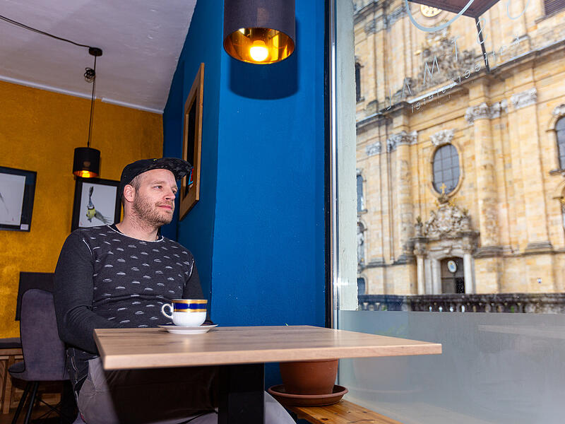 Zur R&ouml;sterei geh&ouml;rt auch ein kleines Caf&eacute; - mit direktem Blick auf G&ouml;&szlig;weinsteins Basilika.