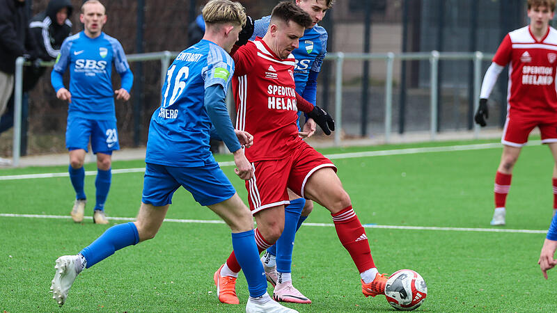 Angegriffen von den M&uuml;nchbergern Jan H&uuml;ttemann und Altin Tac  (blau, v.l.) spielt M&ouml;nchr&ouml;dens Lukas Werner den Ball ins Mittelfeld.