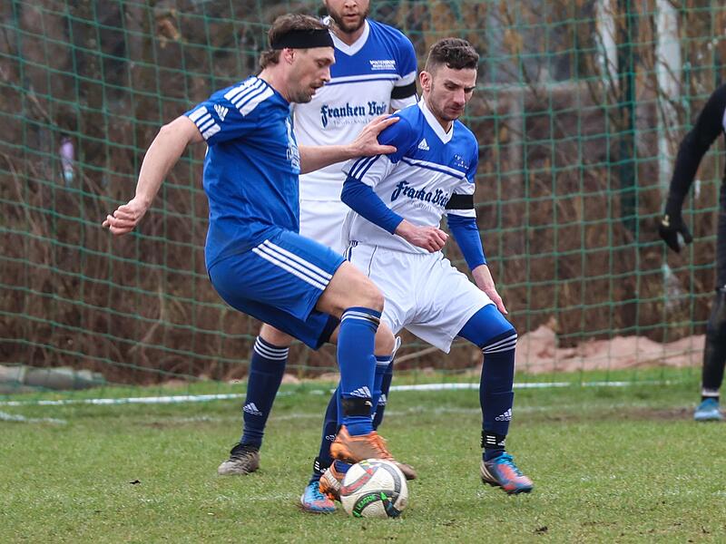 Der Mitwitzer Spielf&uuml;hrer Tommy Knoch (wei&szlig;) macht den Weg zum Tor f&uuml;r Alexander Leitz von der SG Welitsch/Neukenroth III zu.