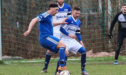 Der Mitwitzer Spielf&uuml;hrer Tommy Knoch (wei&szlig;) macht den Weg zum Tor f&uuml;r Alexander Leitz von der SG Welitsch/Neukenroth III zu.
