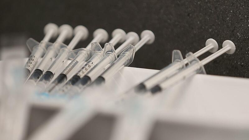 Der begehrte Impfstoff von Biontech wurde jetzt rationiert - sehr zum &Auml;rger der impfenden &Auml;rzte. Symbolbild: David Young/dpa