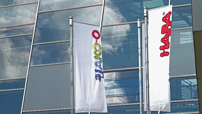 Noch weht vor dem Firmensitz der Haba-Familygroup in Bad Rodach (Landkreis Coburg) auch die Fahne von Jako-o. Doch dieser Gesch&auml;ftsbereich soll bald aufgegeben werden.