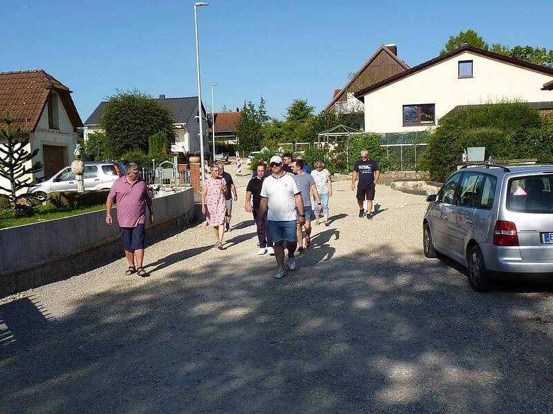Die Mitglieder des Gemeinderates manchen sich ein Bild von der Peter-Rosegger-Stra&szlig;e, welche sich momentan gezwungenerma&szlig;en in einer Art Dornr&ouml;schenschlaf befindet.
