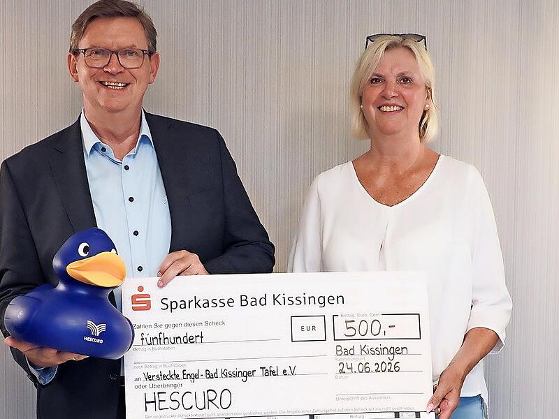 Spenden&uuml;bergabe zum Auftakt der Hescuro-Spendenaktion zugunsten der Versteckten Engel der Bad Kissinger Tafel e.V.: Stephan Greb (links), Vorstand der Unternehmensgruppe Hescuro und Dagmar Ziegler, Vorstand der Bad Kissinger Tafel e.V..