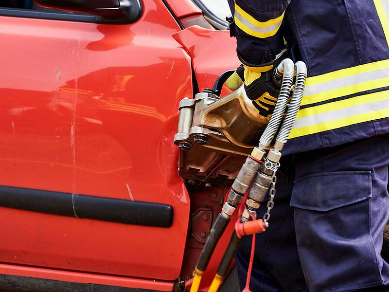Unfall in Herzogenaurach: Autofahrer nach &Uuml;berschlag von Feuerwehr befreit