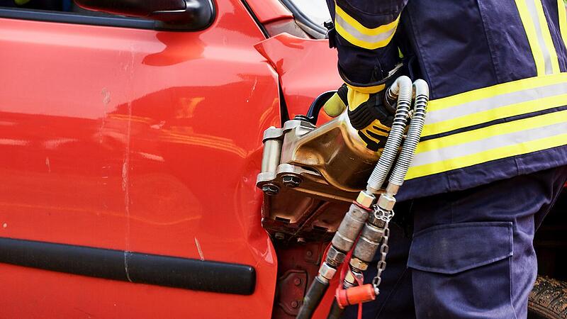 Unfall in Herzogenaurach: Autofahrer nach &Uuml;berschlag von Feuerwehr befreit