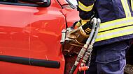 Unfall in Herzogenaurach: Autofahrer nach Überschlag von Feuerwehr befreit Unfall in Herzogenaurach: Autofahrer nach Überschlag von Feuerwehr befreit