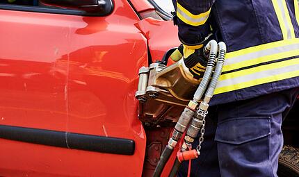 Unfall in Herzogenaurach: Autofahrer nach &Uuml;berschlag von Feuerwehr befreit