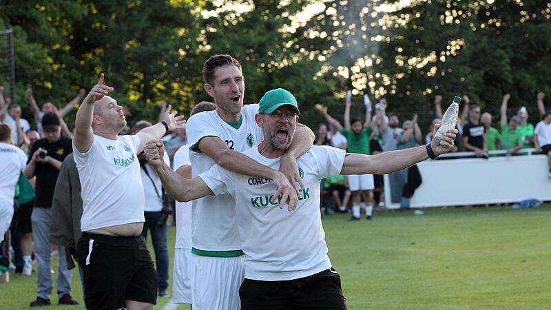 Kemmerns Trainer Alexander Stretz (vorne) feiert den Klassenerhalt mit seinen Spielern.Bildergalerie TSV Breitengüßbach - SC Kemmern 31. Mai Kemmerns Trainer Alexander Stretz (vorne) feiert den Klassenerhalt mit seinen Spielern.