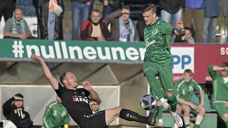 Der Sander Co-Trainer Johannes Bechmann, hier bei einer Gr&auml;tsche gegen den Ansbacher Daniel Schelhorn, hat sich die Schulter ausgekugelt und f&auml;llt im letzten Spiel der Saison aus.