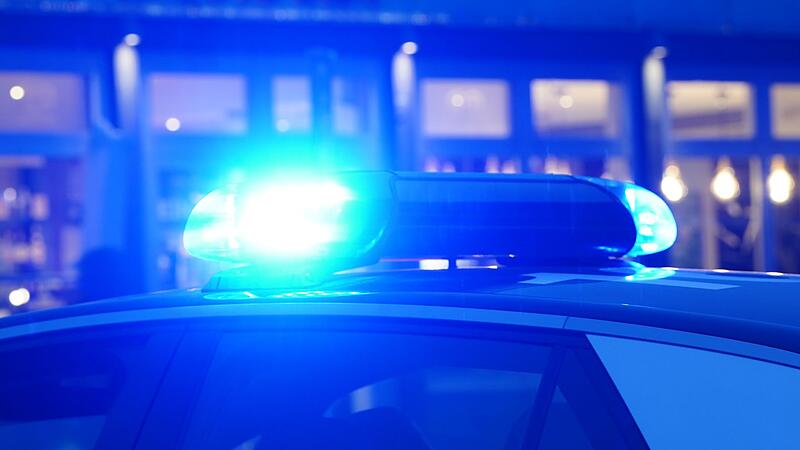 Streifenwagen mit eingeschaltetem Blaulicht Streifenwagen mit eingeschaltetem Blaulicht