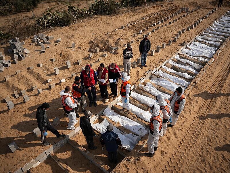 Die Leichen nicht identifizierter Palästinenser, die im Rahmen der Waffenruhe aus Israel zurückgebracht wurden, werden im Gazastreifen begraben. Die Leichen nicht identifizierter Palästinenser, die im Rahmen der Waffenruhe aus Israel zurückgebracht wurden, werden im Gazastreifen begraben.