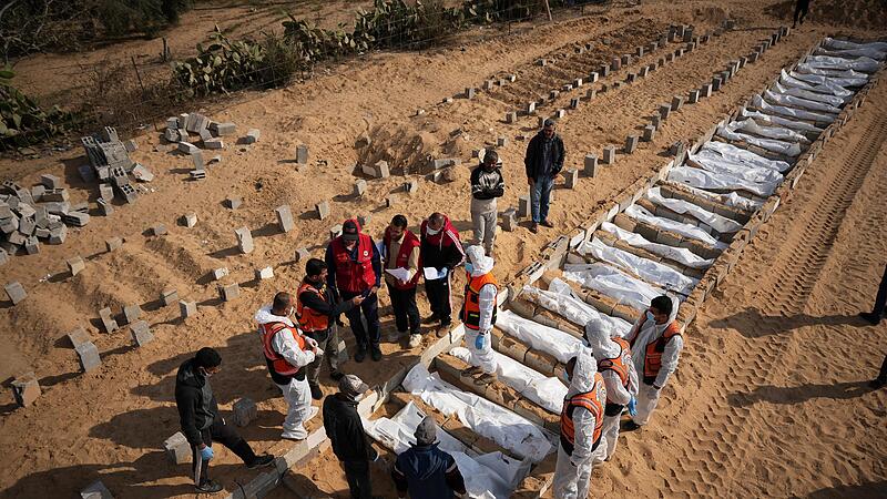 Die Leichen nicht identifizierter Palästinenser, die im Rahmen der Waffenruhe aus Israel zurückgebracht wurden, werden im Gazastreifen begraben. Die Leichen nicht identifizierter Palästinenser, die im Rahmen der Waffenruhe aus Israel zurückgebracht wurden, werden im Gazastreifen begraben.