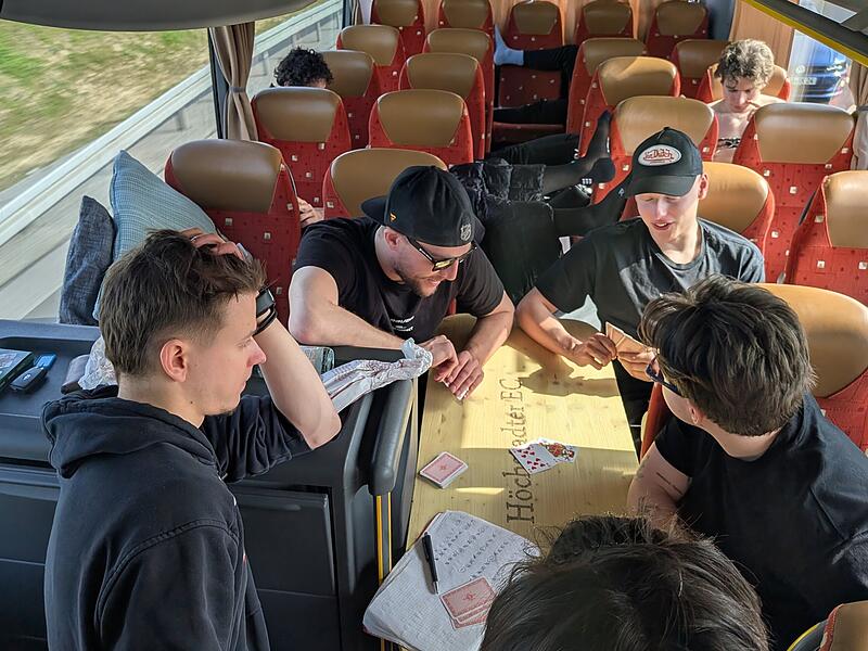 Nico Zimmermann nennt das Spiel "31" oder "Schwimmen". Das Ziel ist es, mit drei Karten 31 Punkte zu sammeln. Genauso viele Scorerpunkte haben in dieser Spielzeit bislang Dennis Swinnen und Leon Dalldush gesammelt.