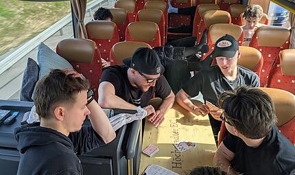 Nico Zimmermann nennt das Spiel "31" oder "Schwimmen". Das Ziel ist es, mit drei Karten 31 Punkte zu sammeln. Genauso viele Scorerpunkte haben in dieser Spielzeit bislang Dennis Swinnen und Leon Dalldush gesammelt.