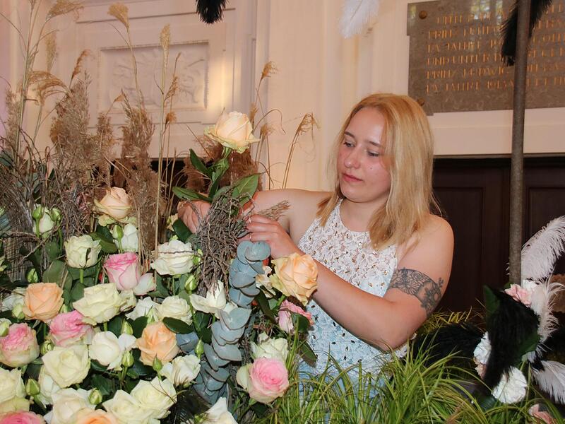 Floristin Michelle Fleischer war heuer erstmals für den Blumenschmuck beim Rosenball verantwortlich. Floristin Michelle Fleischer war heuer erstmals für den Blumenschmuck beim Rosenball verantwortlich.