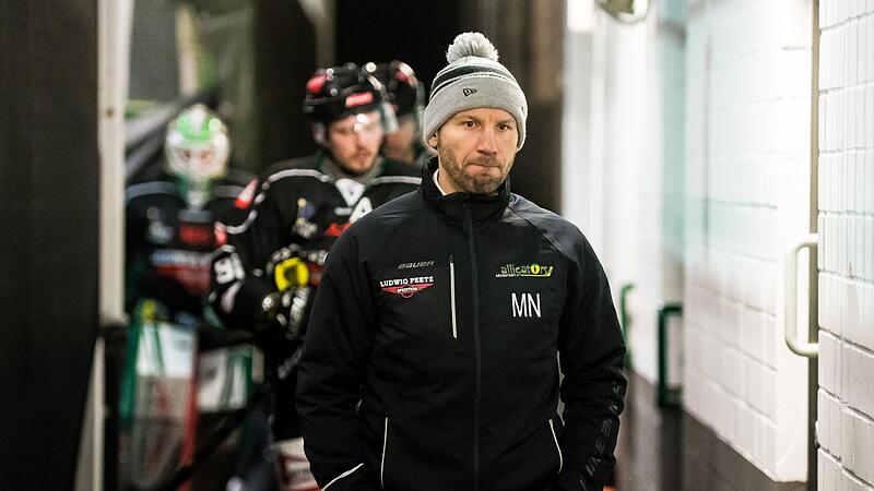 Weil sich HEC-Trainer Mikhail Nemirovsky mit EHC-Coach Dominik Quinlan in Grafing in die Haare bekommen hatte, verwies der Schiedsrichter beide Trainer ihrer jeweiligen Spielerbank.