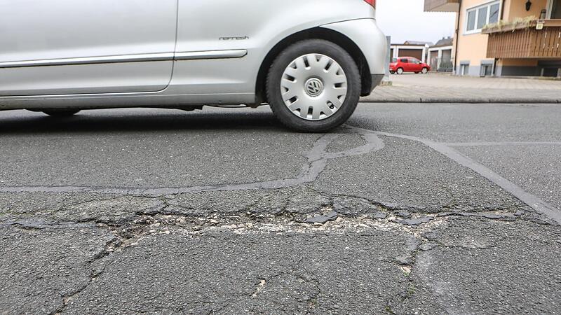 Schlagloch in der Merianstra&szlig;e im Stadtteil Burk.Forchheim & Fr&auml;nkische Schweiz