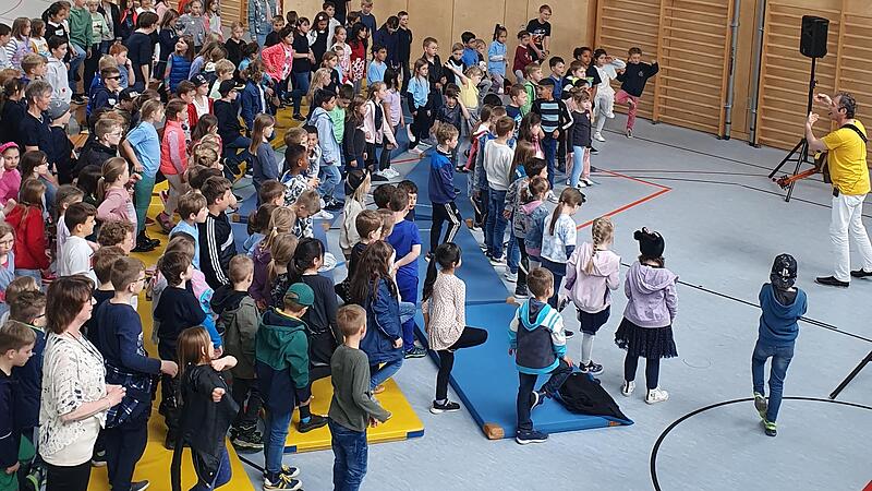 Der Liedermacher Rainer Wenzel animierte die Schüler in seinem Konzert zum Mitmachen.