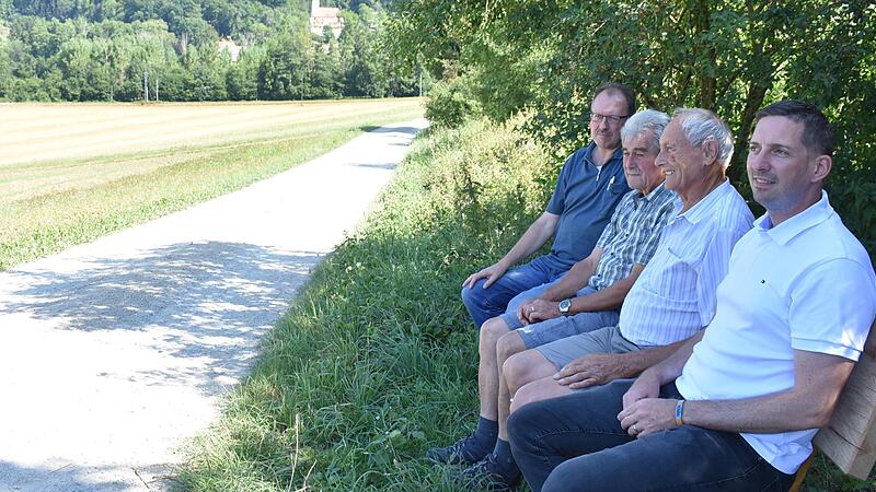 B&uuml;rgermeister Ralf Kunzmann (FW), Planer und Architekt Rudolf Mayr, Ortssprecher Erwin B&auml;cker und Siegfried Heid von der Dorfgemeinschaft haben in Walkersbrunn Platz genommen.