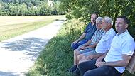 B&uuml;rgermeister Ralf Kunzmann (FW), Planer und Architekt Rudolf Mayr, Ortssprecher Erwin B&auml;cker und Siegfried Heid von der Dorfgemeinschaft haben in Walkersbrunn Platz genommen.