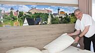 Hotelier Stephan Ertl schüttelt schon mal die Betten auf. Er wäre gerüstet für Wander-, Rad- und Städtetouristen.