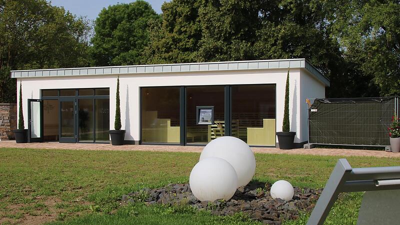 Die neue Außensauna des Saaletalbades Hammelburg: Rechts sind die großen Panoramascheiben zu erkennen, durch die die Saunagäste ins Freie schauen können. Im kommenden Jahr soll davor vielleicht ein Schwimmteich gebaut werden. Die neue Außensauna des Saaletalbades Hammelburg: Rechts sind die großen Panoramascheiben zu erkennen, durch die die Saunagäste ins Freie schauen können. Im kommenden Jahr soll davor vielleicht ein Schwimmteich gebaut werden.