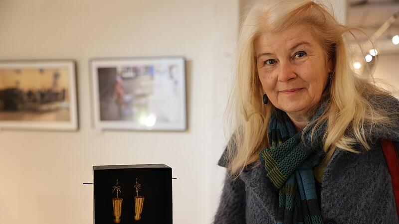 Conny Morsch ist von der Vielfalt der Kunstwerke begeistert. Die Ausstellung zeigt unterschiedlichste Techniken.