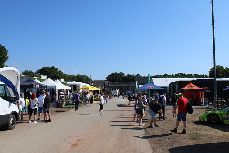 Die ersten Fans bevölkern schon am Freitagmorgen das Fahrerlager am Norisring.DTM Norisring 2025: Die besten Bilder vom Aufbau Die ersten Fans bevölkern schon am Freitagmorgen das Fahrerlager am Norisring.