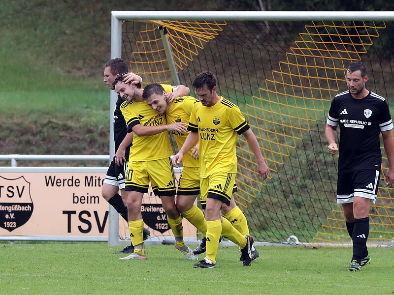 Simon Alt (links) vom TSV Breitengüßbach beglückwünscht den Torschützen zum 3:0, Lukas Schuberth; rechts daneben ihr Teamkollege Ali Dayan.sportpress Simon Alt (links) vom TSV Breitengüßbach beglückwünscht den Torschützen zum 3:0, Lukas Schuberth; rechts daneben ihr Teamkollege Ali Dayan.sportpress