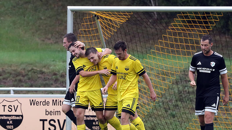 Simon Alt (links) vom TSV Breitengüßbach beglückwünscht den Torschützen zum 3:0, Lukas Schuberth; rechts daneben ihr Teamkollege Ali Dayan.sportpress Simon Alt (links) vom TSV Breitengüßbach beglückwünscht den Torschützen zum 3:0, Lukas Schuberth; rechts daneben ihr Teamkollege Ali Dayan.sportpress